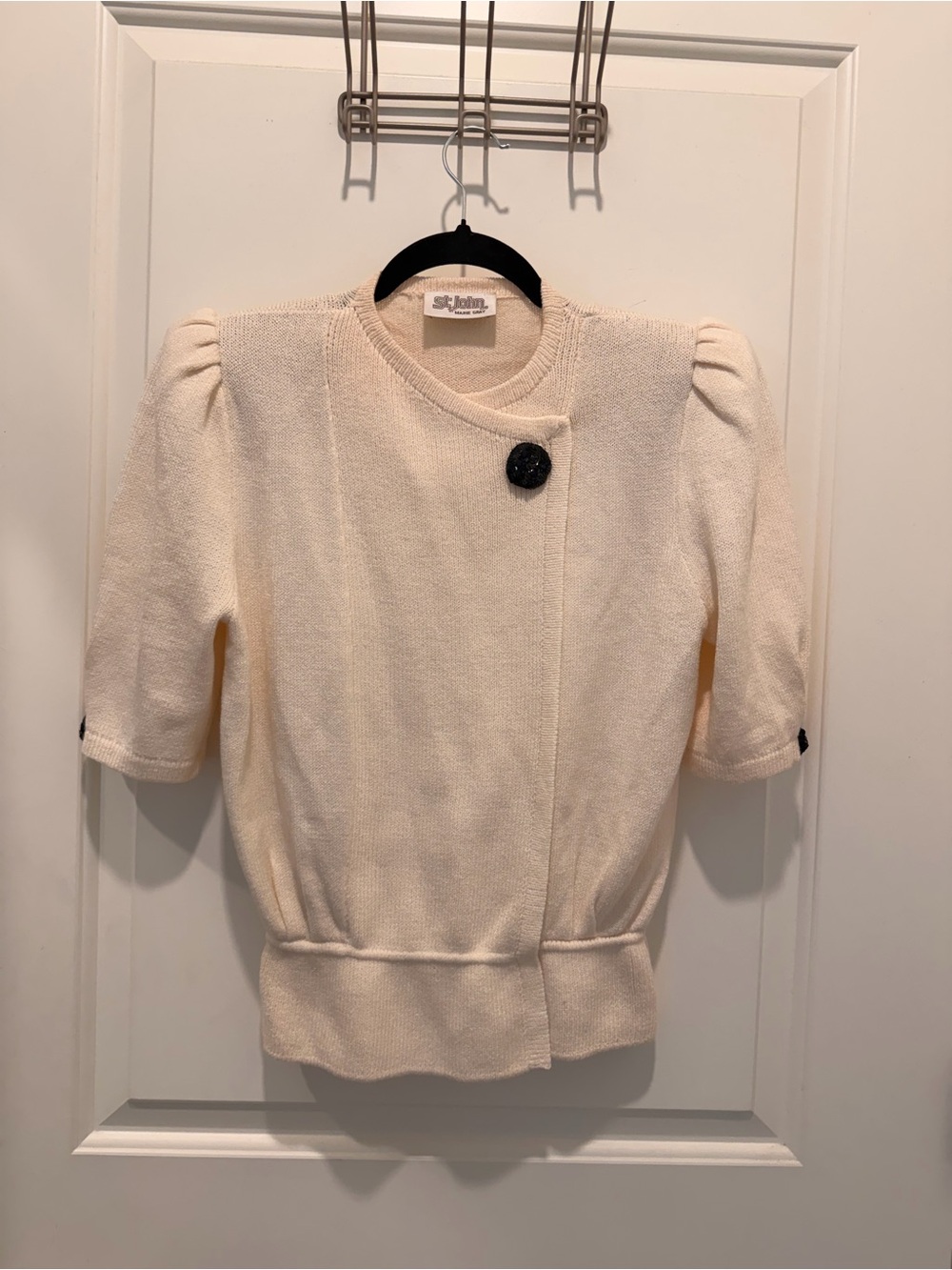 St. John By Marie Gray
Cream Knit Short Sleeve
Jacket with Sequins Size M